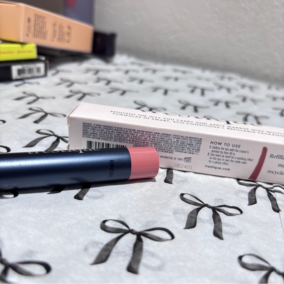 💄 trèStiQue — 2-in-1 Refillable Matte Lip Crayon + Balm - Picture 2 of 8